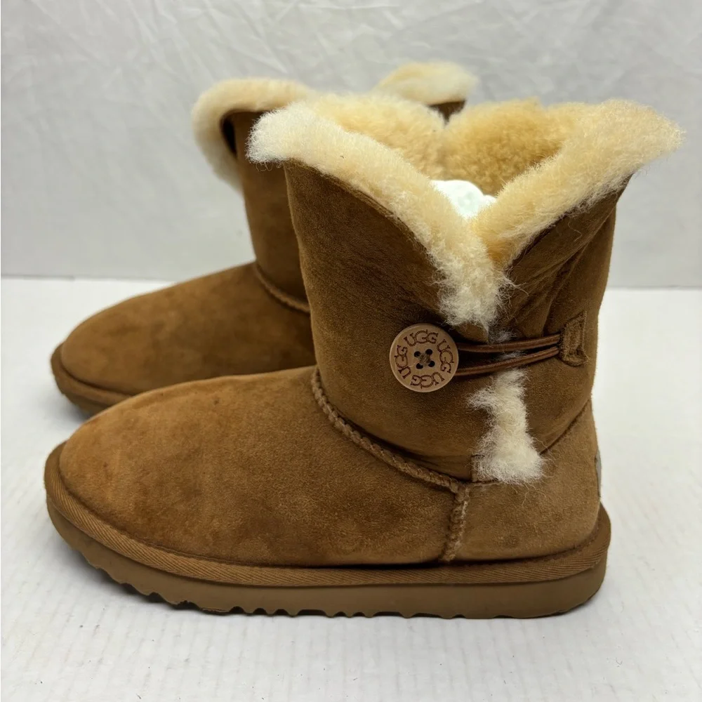 Ugg Bailey Button Boots, SZ 4 big girl, box 21